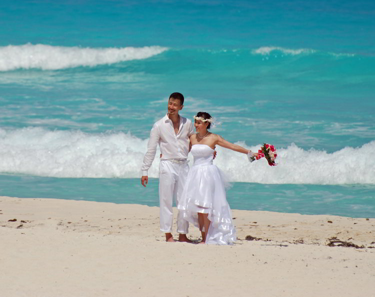 An image of a bride and groom on the beach in Cancun