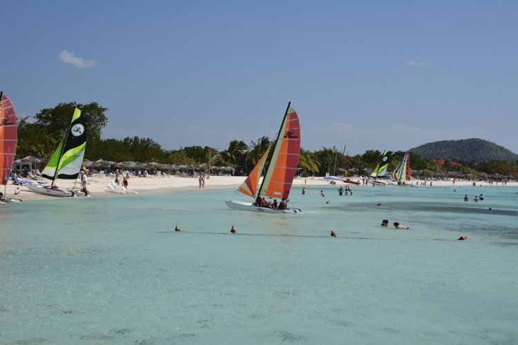 An image of a sail boat at an all inclusive resort in Mexico - all inclusive family vacations