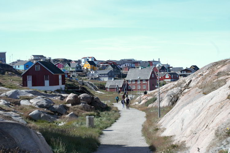 An image of the walking path that leads from Ilulissat Greenalnd to Ilulissat Icefjord