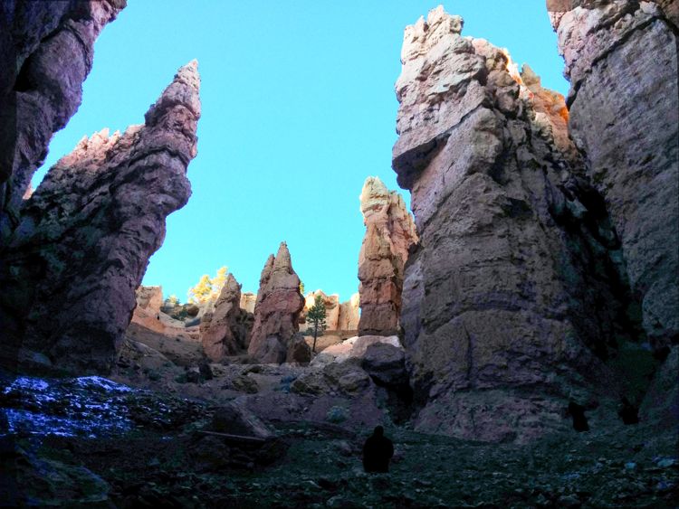 An image of the rock pillars looking up from the canyon floor on the Navajo Loop Trail in Bryce Canyon National Park in Utah - best hikes in Bryce Canyon