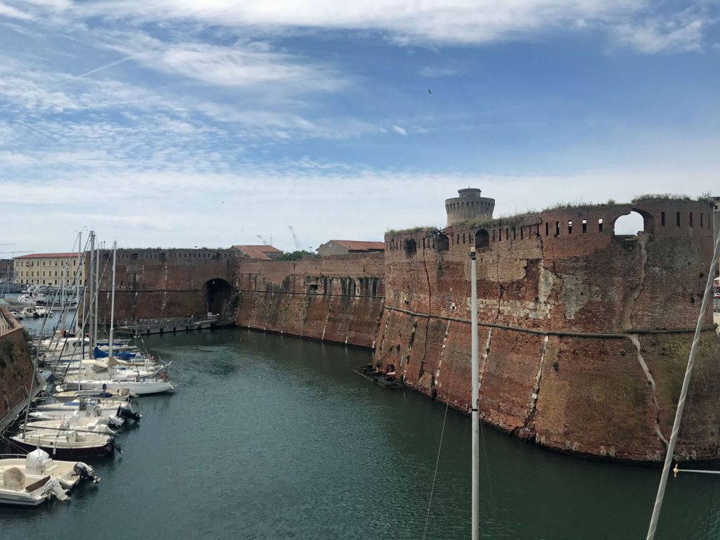 An image that shows the cracks in the walls of Fortrezza Vecchia in Livorno, Italy/