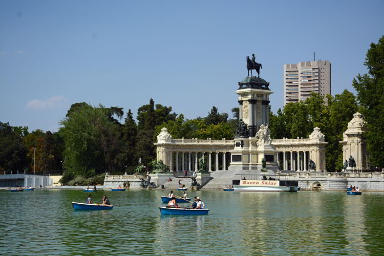 An image of the lake with boats on it at Retirio Park in Madrid, Spain - free things to do in Madrid.
