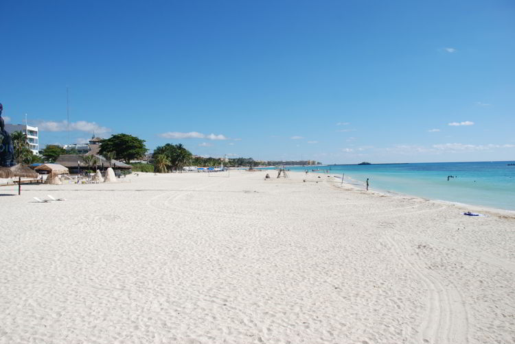 An image of a white sand beach in Riviera Maya, Mexico.