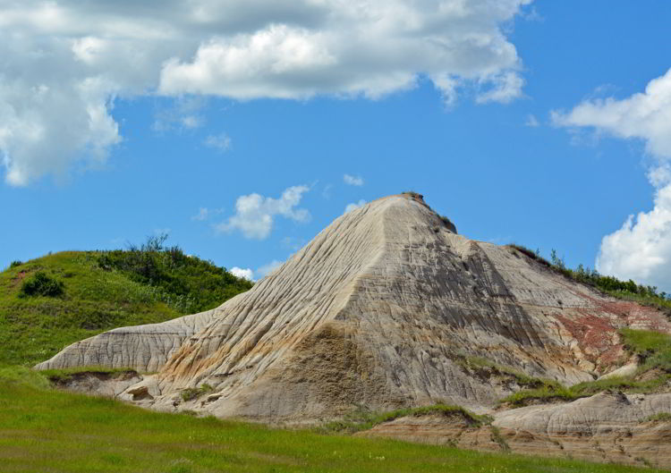 An image of the badlands in Big Knife Provincial Park in Alberta, Canada. 