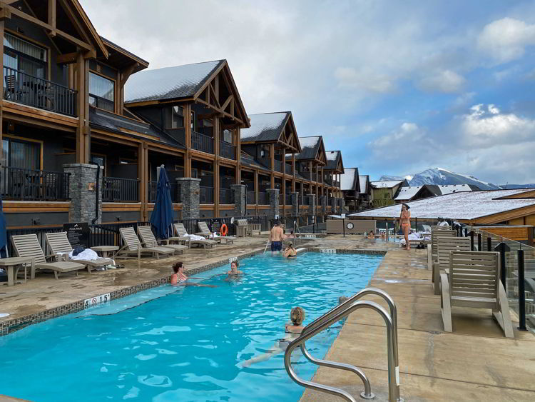An image of the outdoor pool at the Malcolm Hotel in Canmore, Alberta.