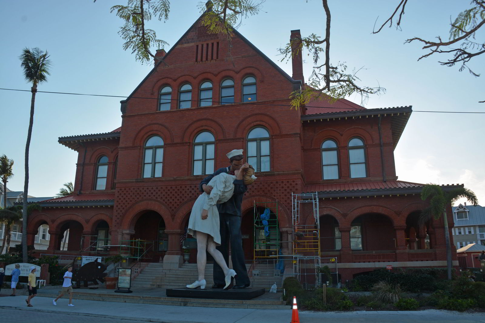 An image of "Embracing Peace," the 25-foot high sculpture by Seward Johnson depicting the iconic 1945 image of a sailor planting a kiss on a nurse. It sits outside the Custom House museum in Key West, Florida.