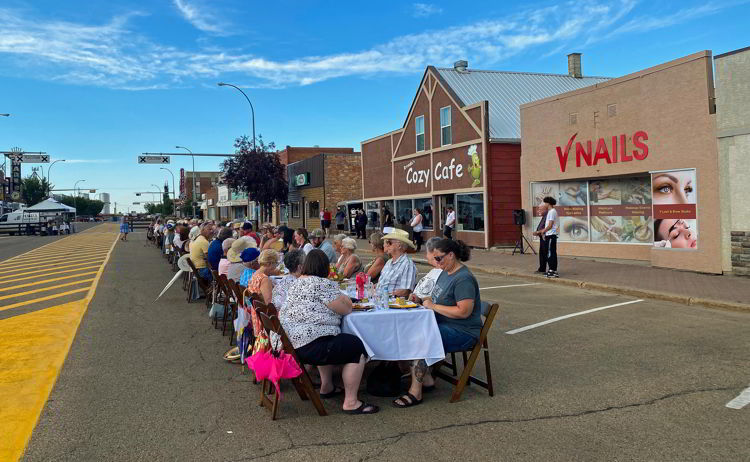 An image of the Taste of the Heartland long table dinner in Stettler for Alberta Open Farm Days. 