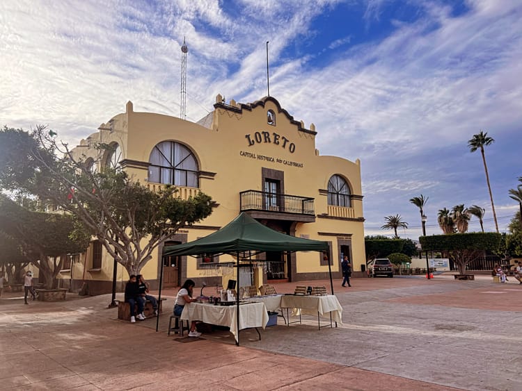 An image of the Loreto, Mexico central square.