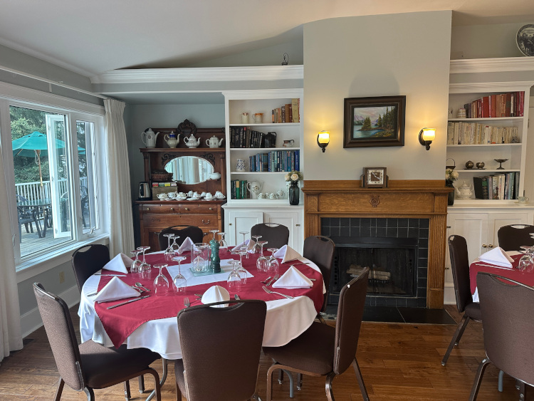 Dining room at the crossing at ghost river