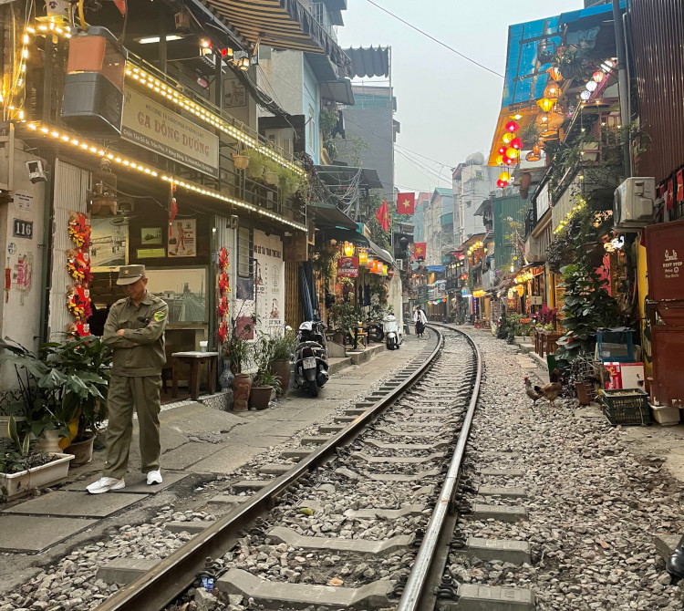 Hanoi train street, travel itinerary for vietnam