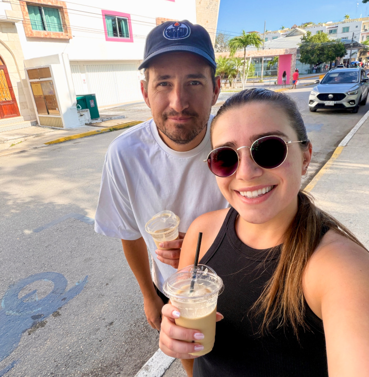 a couple searching for the best coffee in playa del carmen