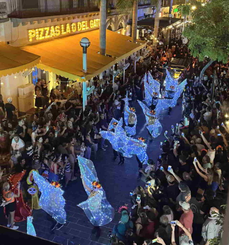 An image of the parade during Mazatlán’s Día de los Muertos celebrations. 