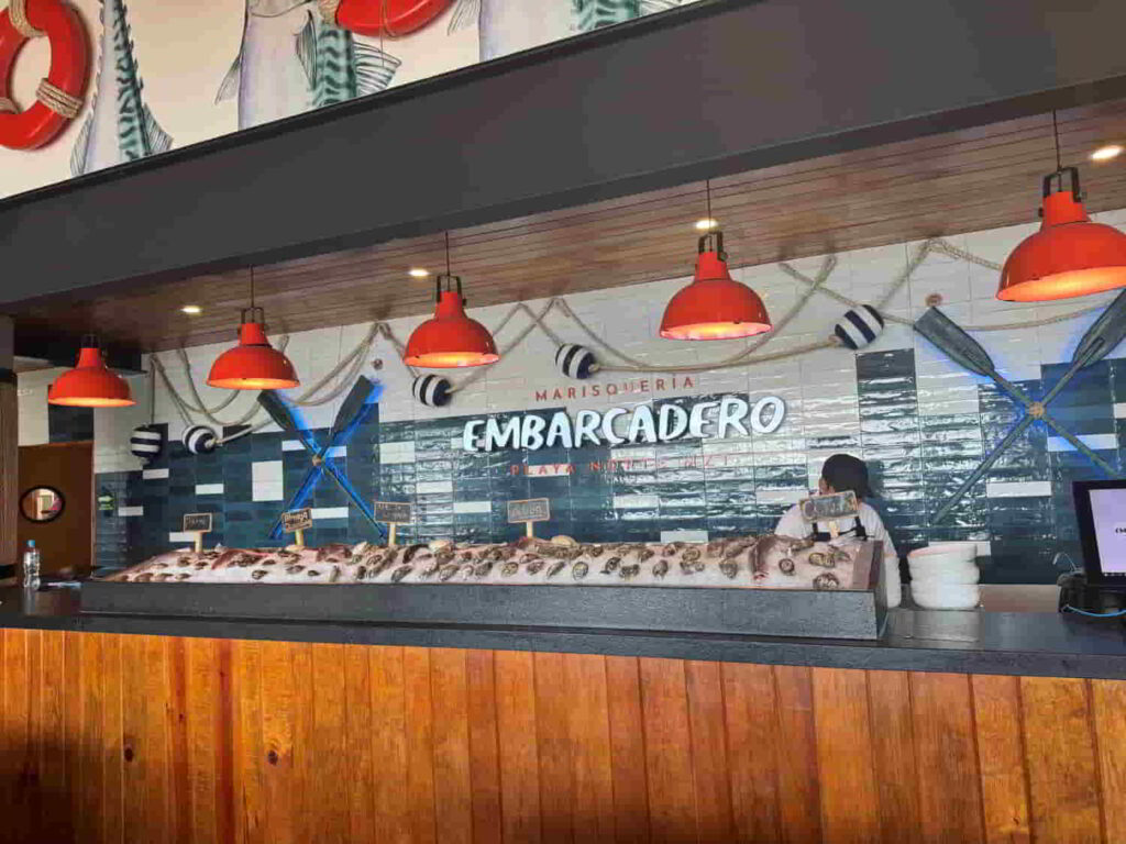 an image of the oyster bar at Restaurante El Embarcadero in Mazatlan, Mexico. 