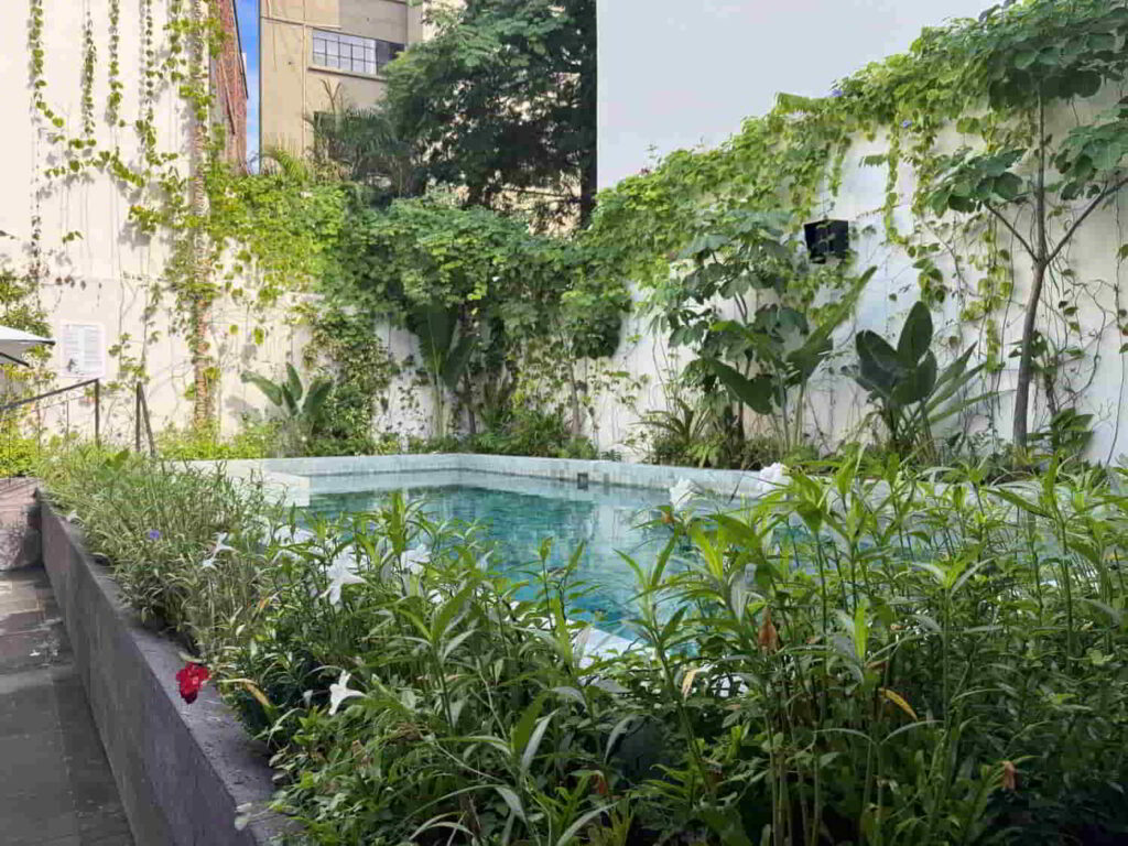An image of the courtyard pool at the Pueblo Bonito Vantage Hotel in Mazatlan, Mexico. 