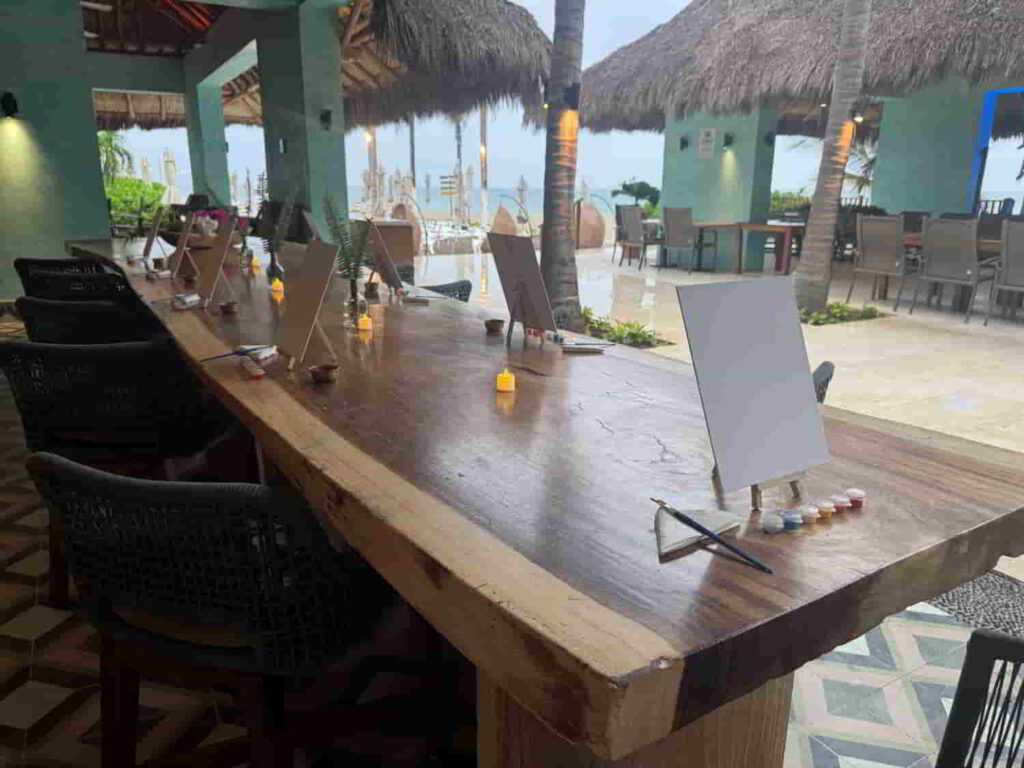An image of an art class at Delta Hotels Riviera Nayarit.